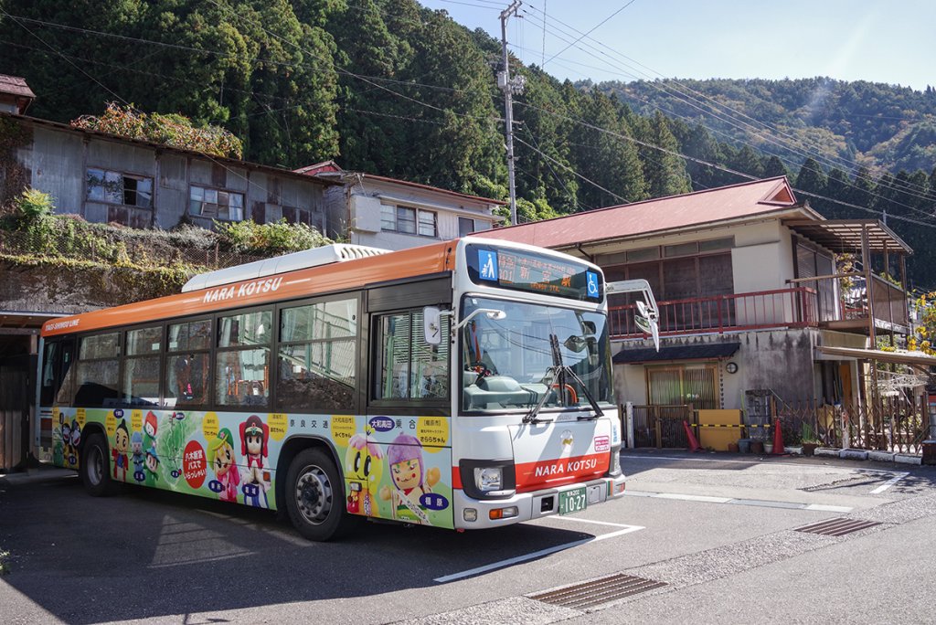 バス旅の中間地点的な上野地バス停
