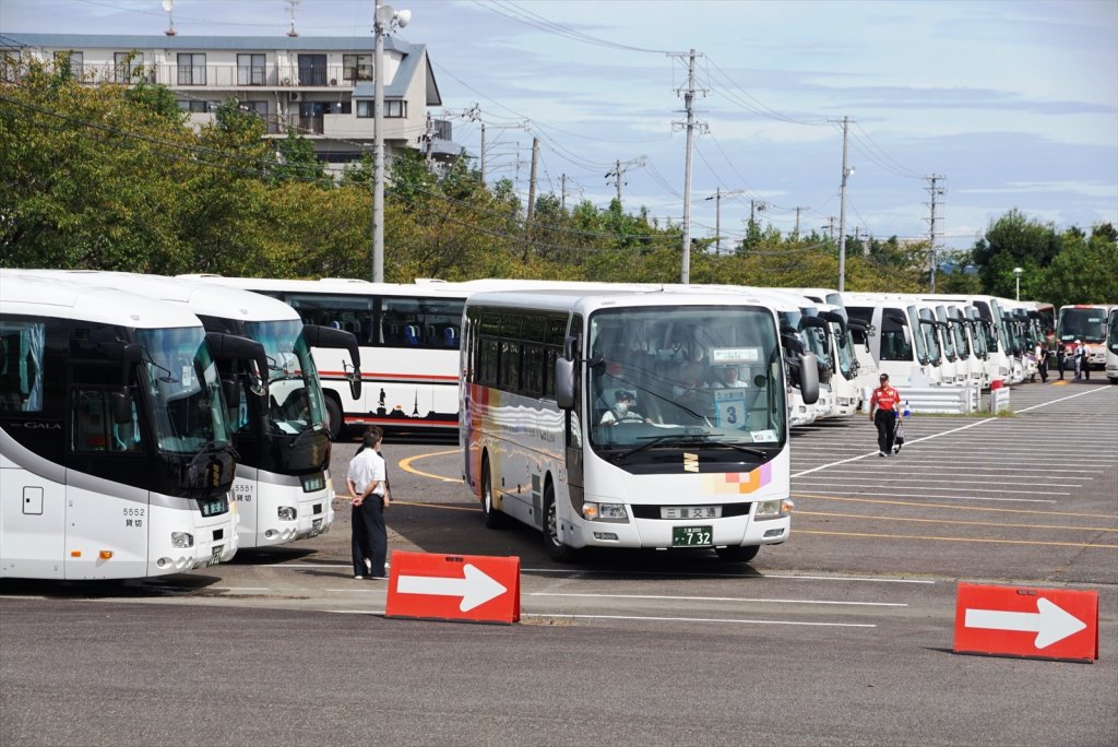 駐車場のバスはすべてツアーバスか波動輸送用