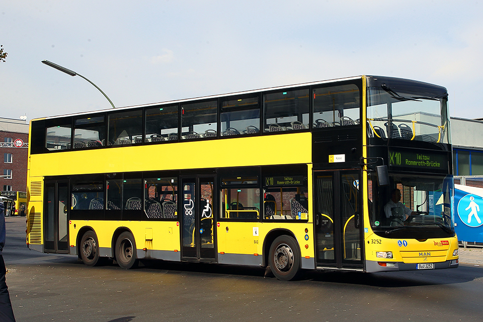 MAN製2階建て一般路線バス。多数が活躍する2階建てバス、全長は14m近くあり、乗車定員110名と大きな収容力を誇る。系統番号のXは急行路線を表す。これは2階建てバスでは主力のMAN製Lion’s Cityシリーズ