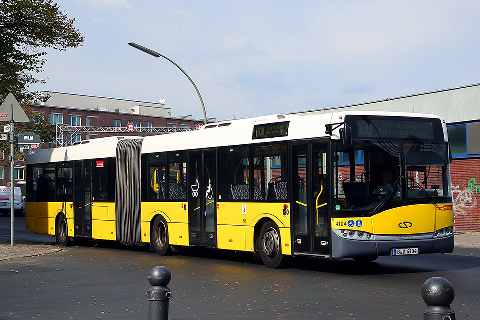 ソラリス製連節バス。隣国ポーランドのバスメーカーであるソラリス製Urbinoシリーズの一般路線バス。ソラリス製は連節バスの中では最も多く採用されている