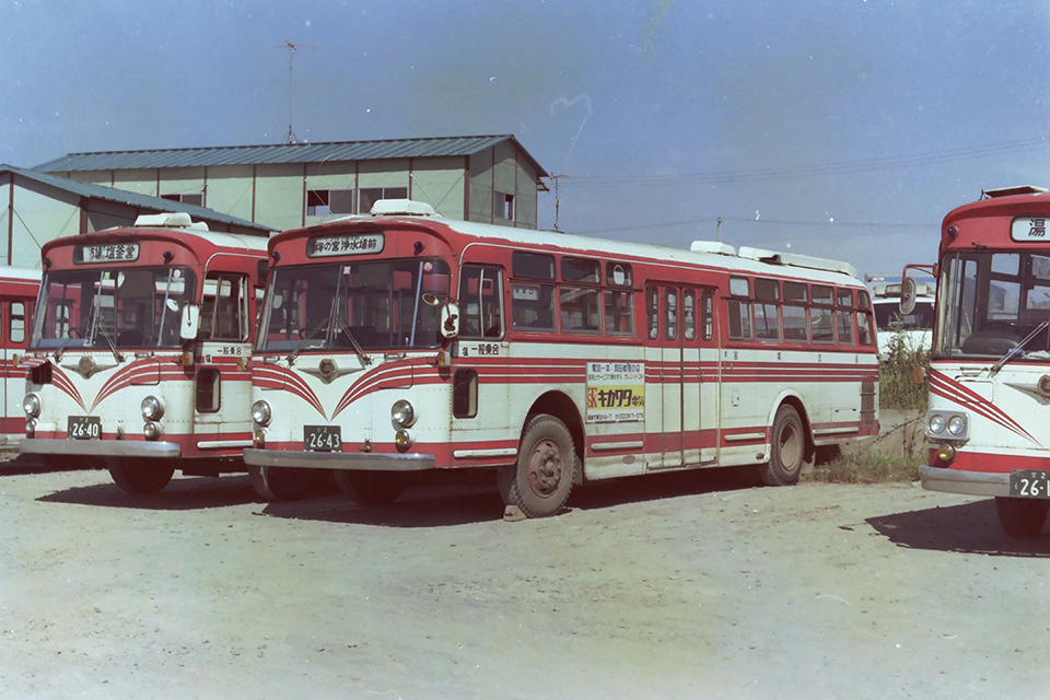 【写真2】宮城バスが購入し宮城交通に引き継がれた中4枚折扉のラッシュバス。利用が多く大型が必要だが道路狭隘でワンマン化が遅れた路線で使用された（1979年）