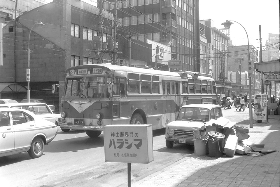 【写真3】宮城バスとほぼ同じ日産ディーゼル4R110ラッシュバスが札幌市営でも採用された。ツーマンで市街地を走る最後の姿（1973年）