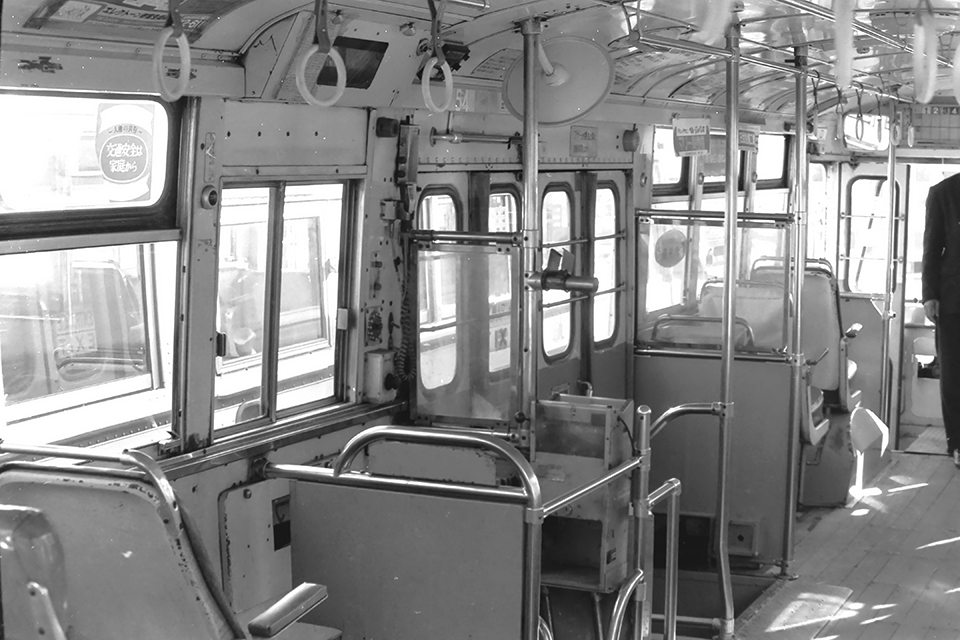 【写真4】札幌市営のラッシュバスの車内。前扉を増設してワンマン改造した後の撮影のため車掌台は閉鎖しているが1人掛けシートのラッシュ仕様はそのまま（1979年）