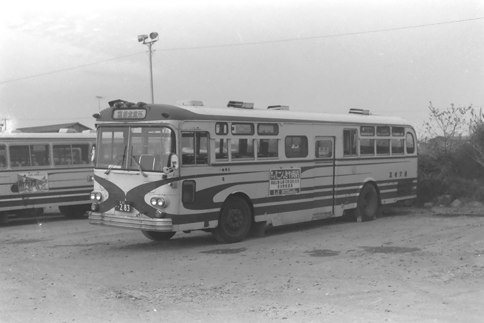 【写真6】宮城バスが【写真2】の車両とほぼ同時期に導入したいすゞ車の宮城交通カラーになってからの姿。長尺BU20に中引扉仕様（1977年）
