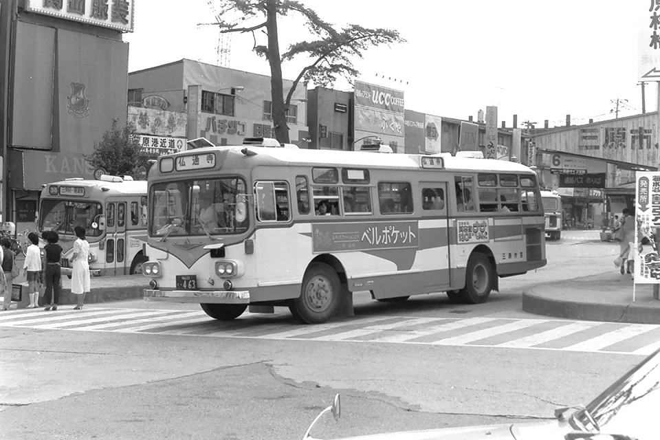 【写真7】三原市営バスが導入した三菱MR410中引扉ツーマンバス。引戸の自動扉はこのようにツーマン車でも採用された（1978年）