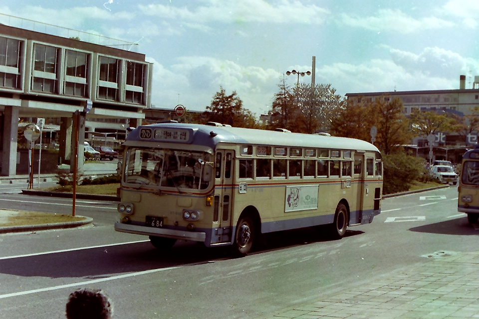 【写真8】阪急バスが千里ニュータウン地区で採用した初期の長尺ワンマンバス。リヤオーバーハングの窓配置が異色（1980年）