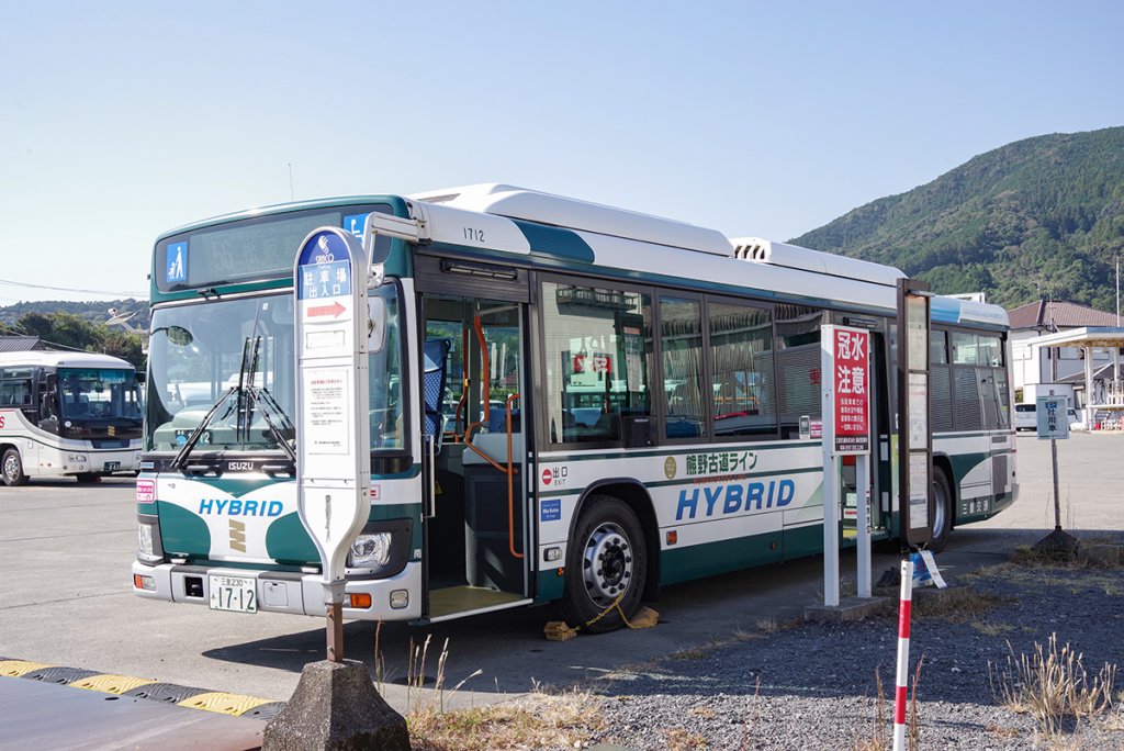 始発の三交南紀バス停で出発待ちの56系統松阪熊野線