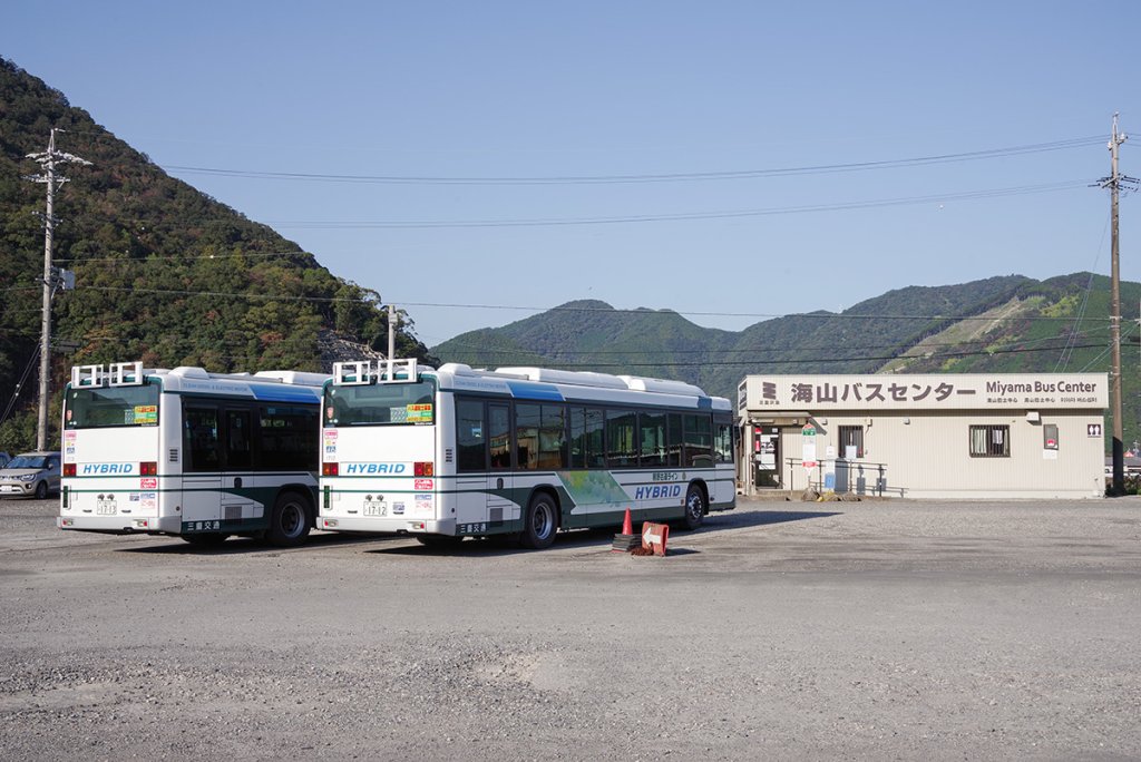 海山バスセンターでは対向から来る松阪熊野線と並ぶ