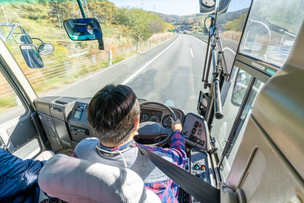 高速バスの運転は緊張続きで楽ではない