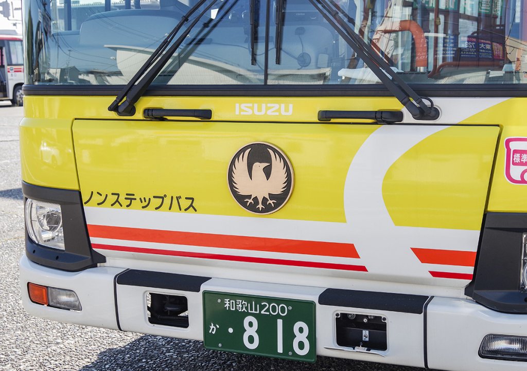 最近の熊野御坊南海バスに取り付けられている八咫烏