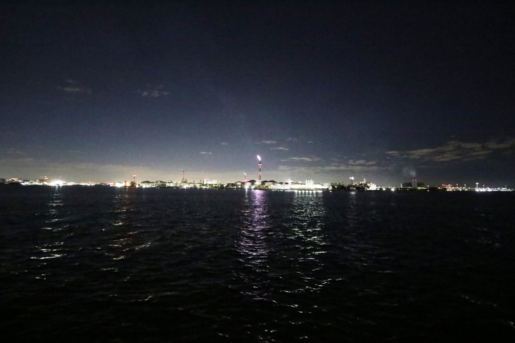 海を背景に川崎の工場夜景