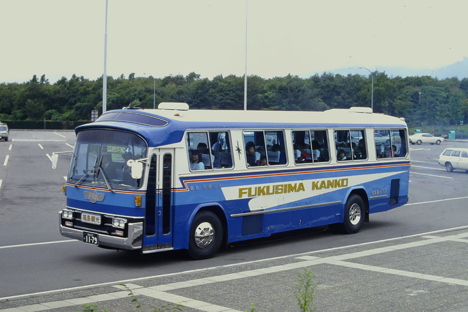 【写真2】全国的に見られた富士重工S型を架装した福島観光自動車の日野RV561P。第3柱のスターマークは富士重工の特徴（1985年）