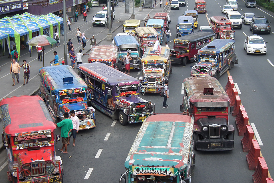 フィリピンといえばジープニーの国で、路線バスは馴染みがない