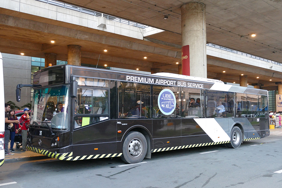マニラの空港バスは黒い車体のUBEエクスプレス