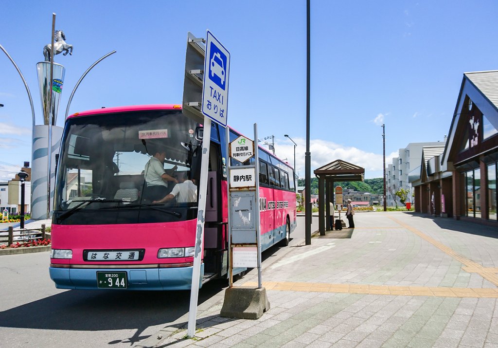 静内駅向かいのバス乗り場から出発する鵡川行き代行バス