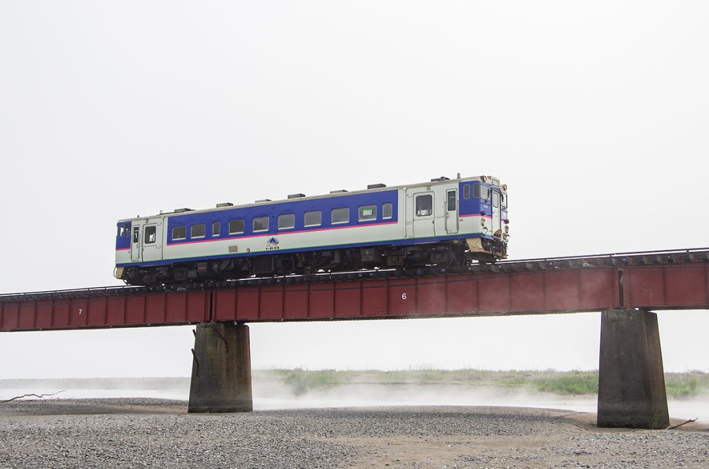 日高本線の名撮影スポットだった静内川橋梁を普通列車が渡る