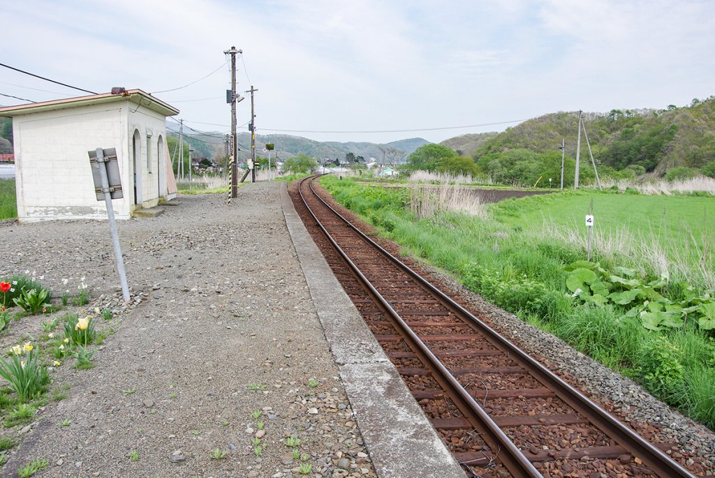 現役当時の日高東別駅。線路が内陸部へ迂回する経路上にあった