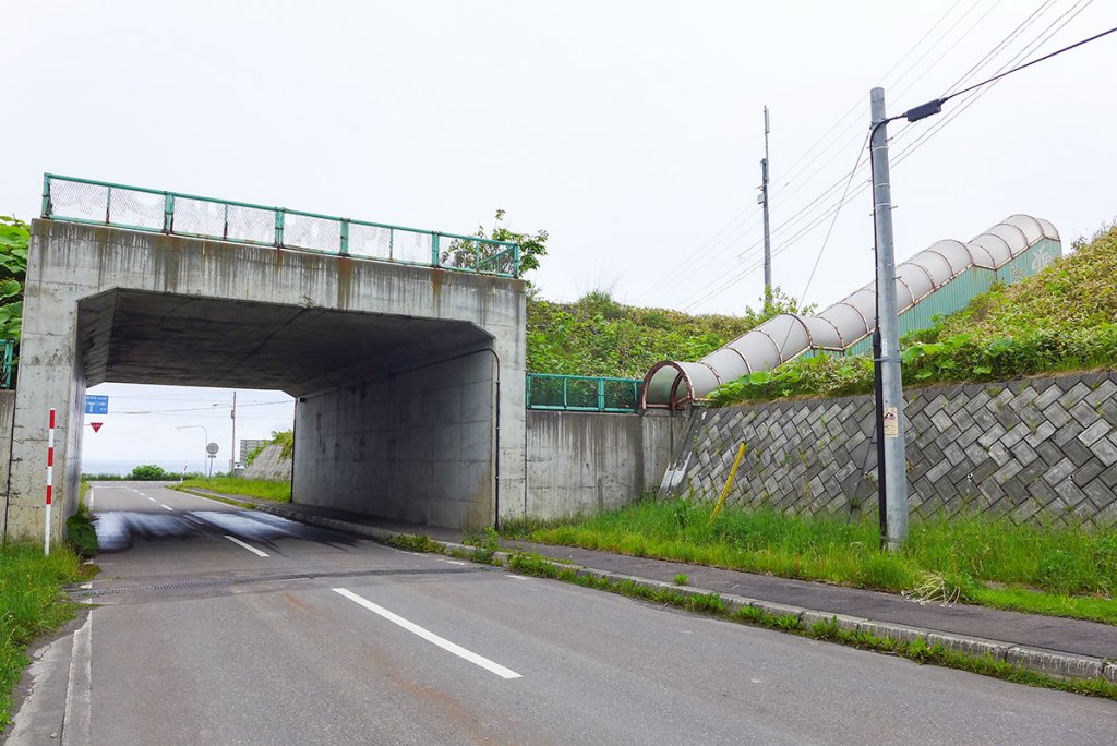 旧・富丘駅跡のアプローチ階段がひっそりと残る