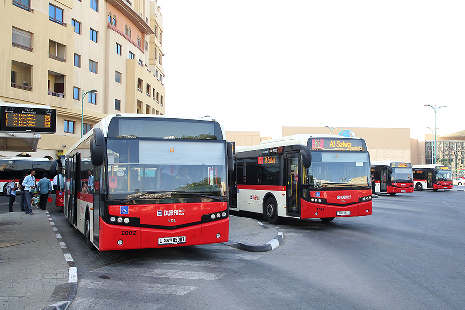 市内中心部に近いAl Ghubaiba（アル・グバイバ）バスターミナル。市内バスのほか、アブダビに向かう長距離バスが発着する。アブダビ行きは20分間隔で運転される幹線である