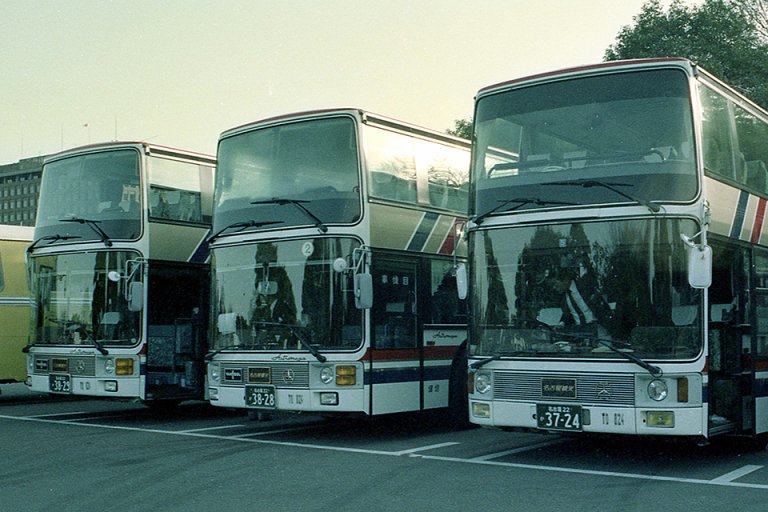 日本が元気だった昭和の「旗日」!!　皇居一般参賀にはバスも気合いが入ったモデルが並んだ!!