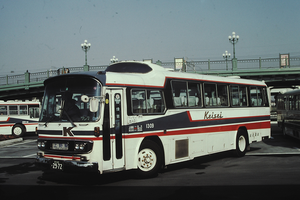 【写真3】第3柱部分に突起を設け曲面ガラスを配した富士重工P型パノラマデッカー。貸切バスを高速バスに転用した京成電鉄の事例（1989年）