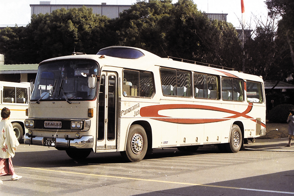 【写真7】日野ボディのパノラマデッカーを採用した東京ヤサカ観光バスの日野RV561P。他には道南バスなどそれほど多くはない（1983年）