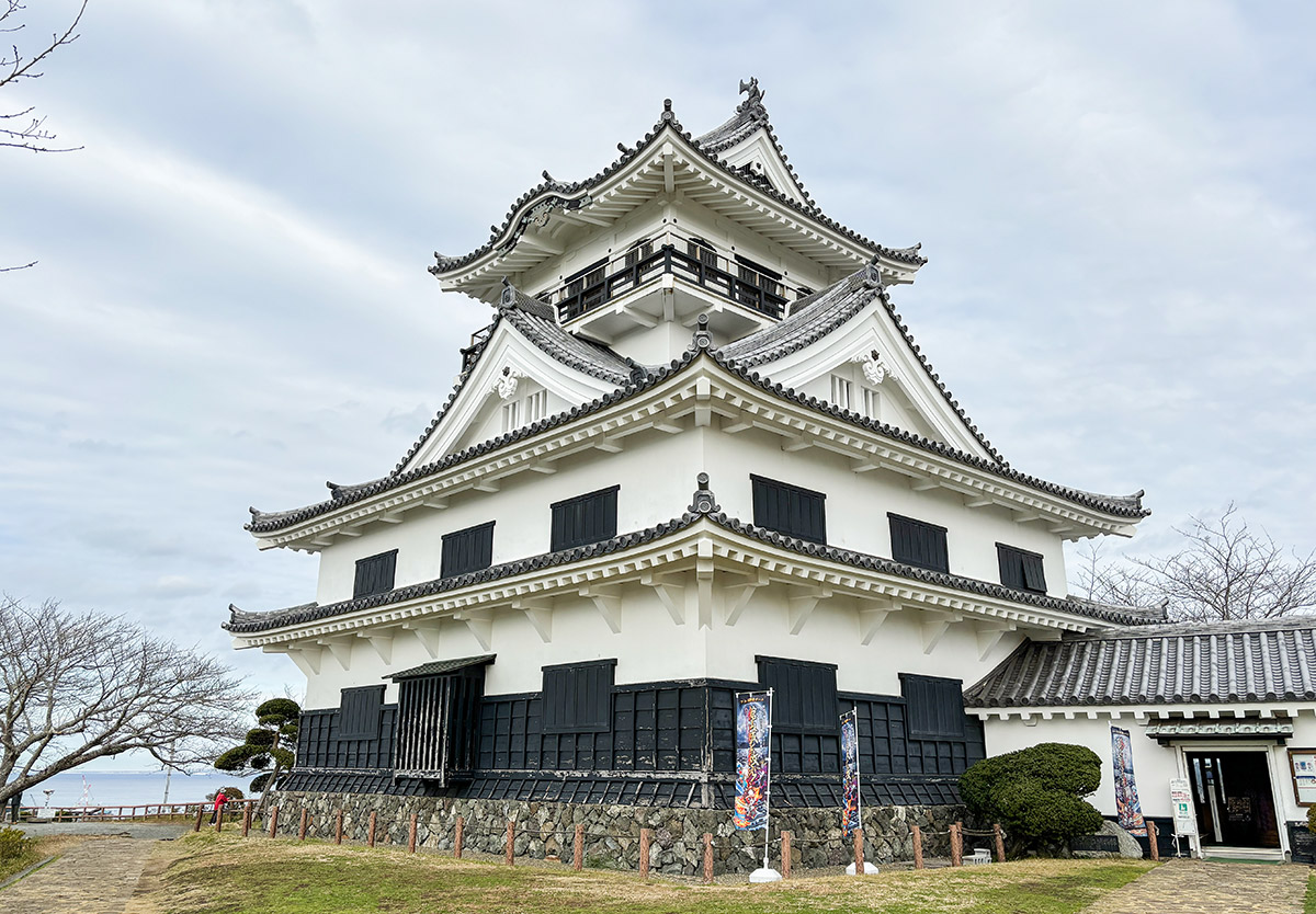 お城に一番近いバス停名なのに「〇〇城前」じゃない!? そのワケが深