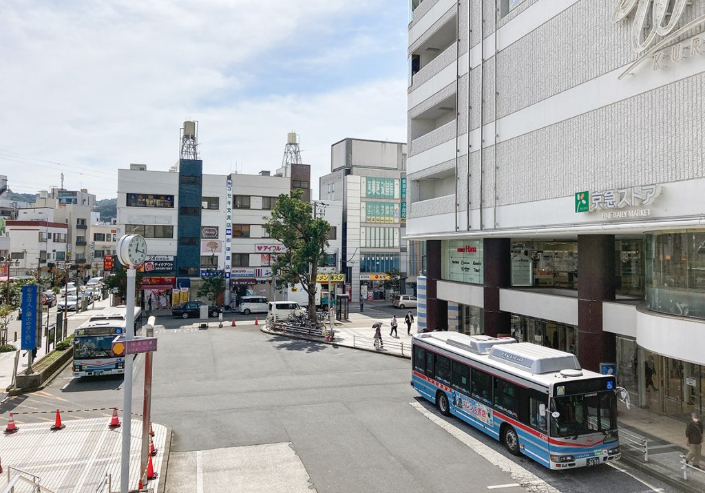 京急久里浜駅前のバスターミナル