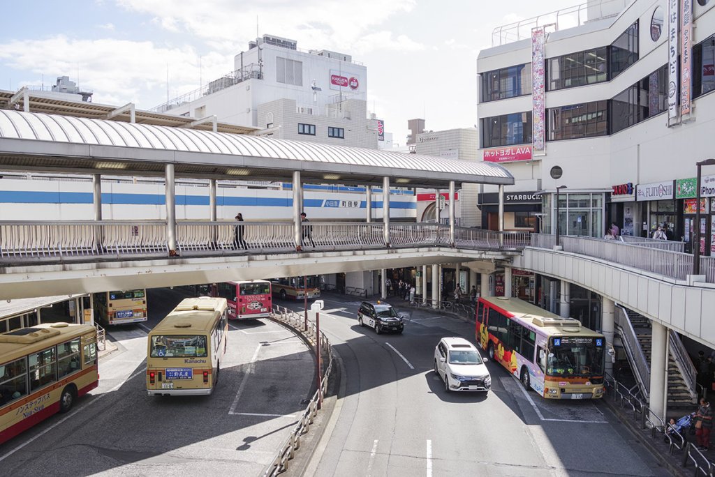 小田急線町田駅の高架下をクロスしている町田バスセンター