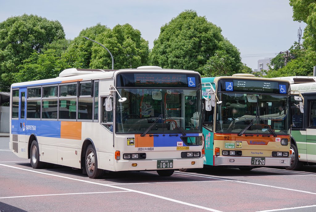 左は相鉄バス　MP35（PKG-MP35UM）ワンステップ、右が神奈中バス　MP37（QKG-MP37FK）ノンステップ