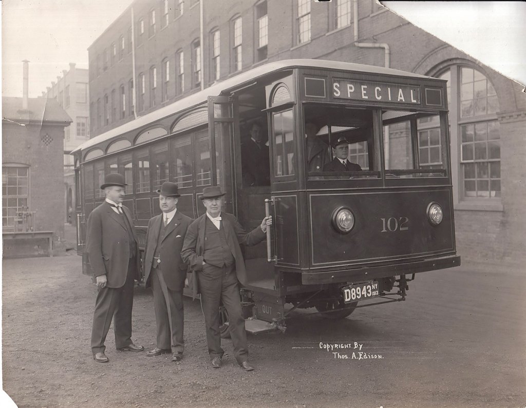 1915年頃のアメリカ製電気バス。車外に立っている3人の右端がトーマス・エジソン