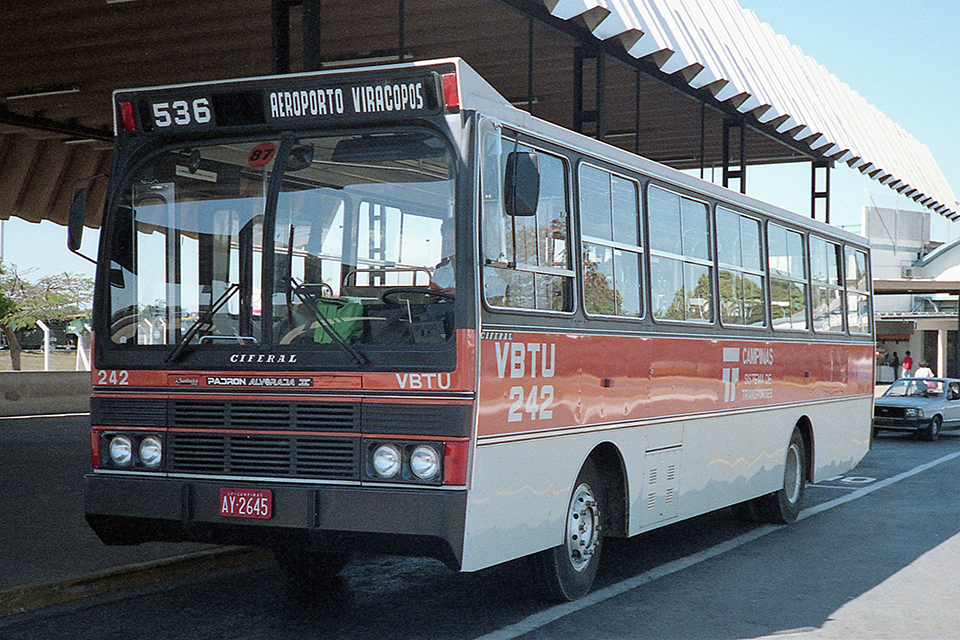 ブラジル サンパウロ・ヴィラコッポス空港はサンパウロから遠く離れた空港で、最寄りの鉄道駅からの路線バスに乗った（1987年8月）