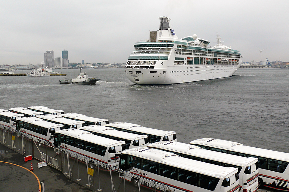 横浜港入港のロイヤル･カリビアン･インターナショナル乗客用に集結の東都観光バス