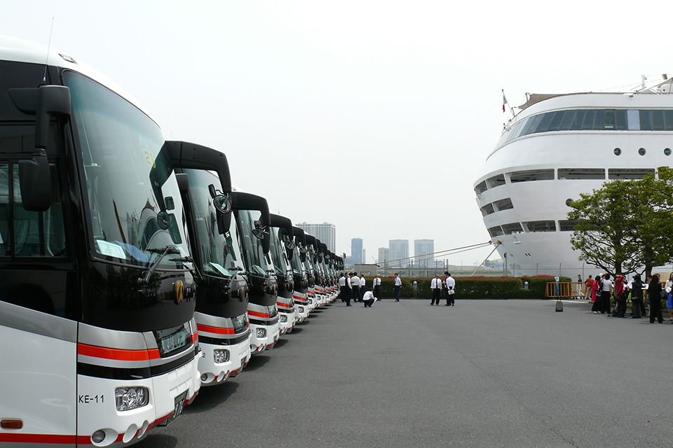 東京港に入港したコスタ･クルーズの乗客用に用意された東都観光バス