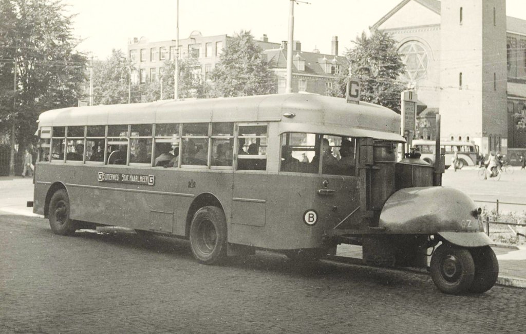 1943頃撮影された、木炭車に改装したオランダの路線バス（写真：パブリックドメイン）