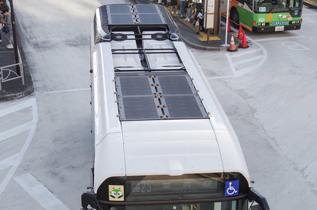 燃料電池バスの屋根のアップ。前に水素タンク、中央にエアコン、後ろに燃料電池を配置