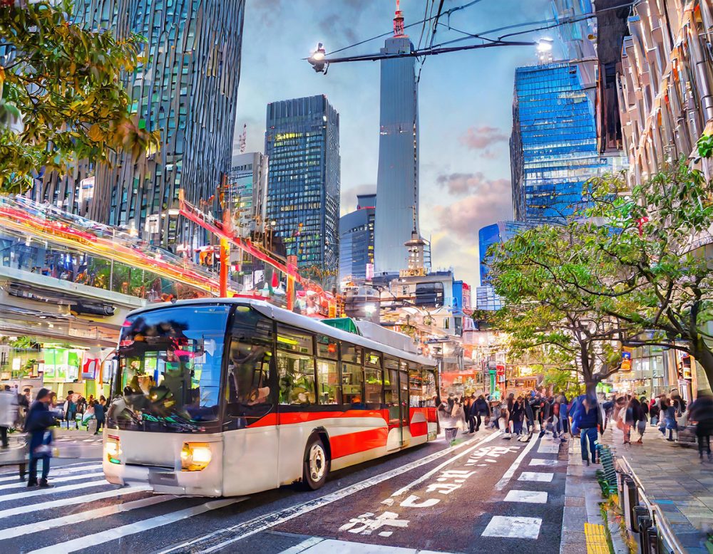 「渋谷の交差点を走る路線バス」がコチラ。交差点はどこへ行った?