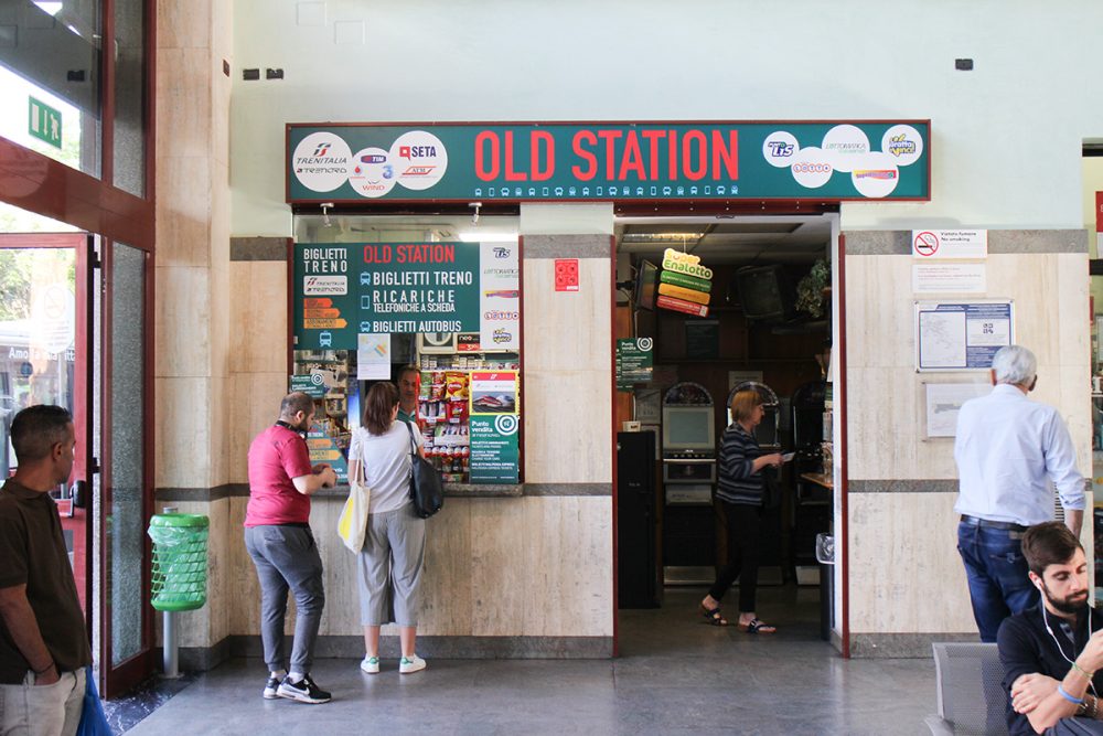 駅構内にある商店。チケットの他、新聞や雑誌、宝くじなども販売している