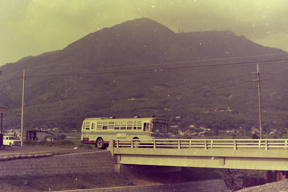【写真1】筑波山をバックに走る関東鉄道の路線バス。当時の同社に特徴的だった帝国ボディのいすゞ BU10（1977年）