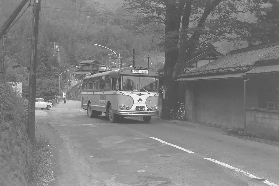 【写真2】3社統合で西東京バスとなった元奥多摩振興の路線。山間部ではまだツーマン路線も多く残った（1971年）