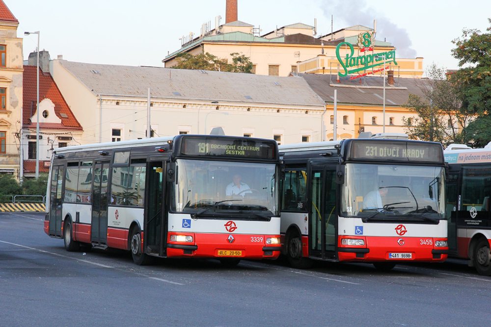 プラハのバスは赤と白のツートンが目印。数年前までイリスブス／ルノー製CityBusがよく使われていた。今は全車が引退し、数台が保存されている