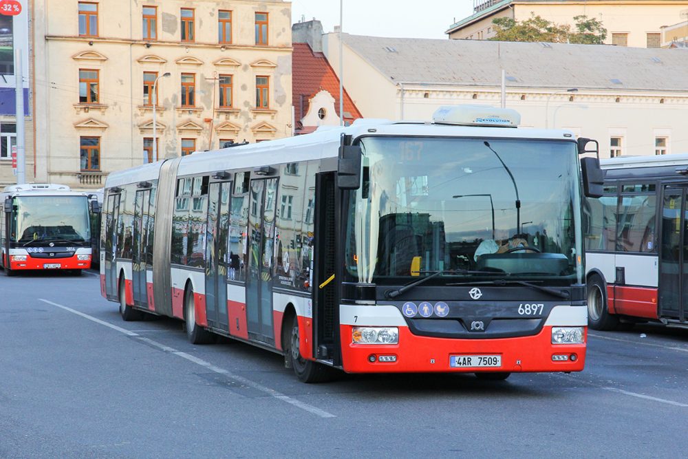 現在の主力である18m級の連接車、SOR NB18。プラハ市に配属されているのは圧倒的な収容能力を誇る5ドア車