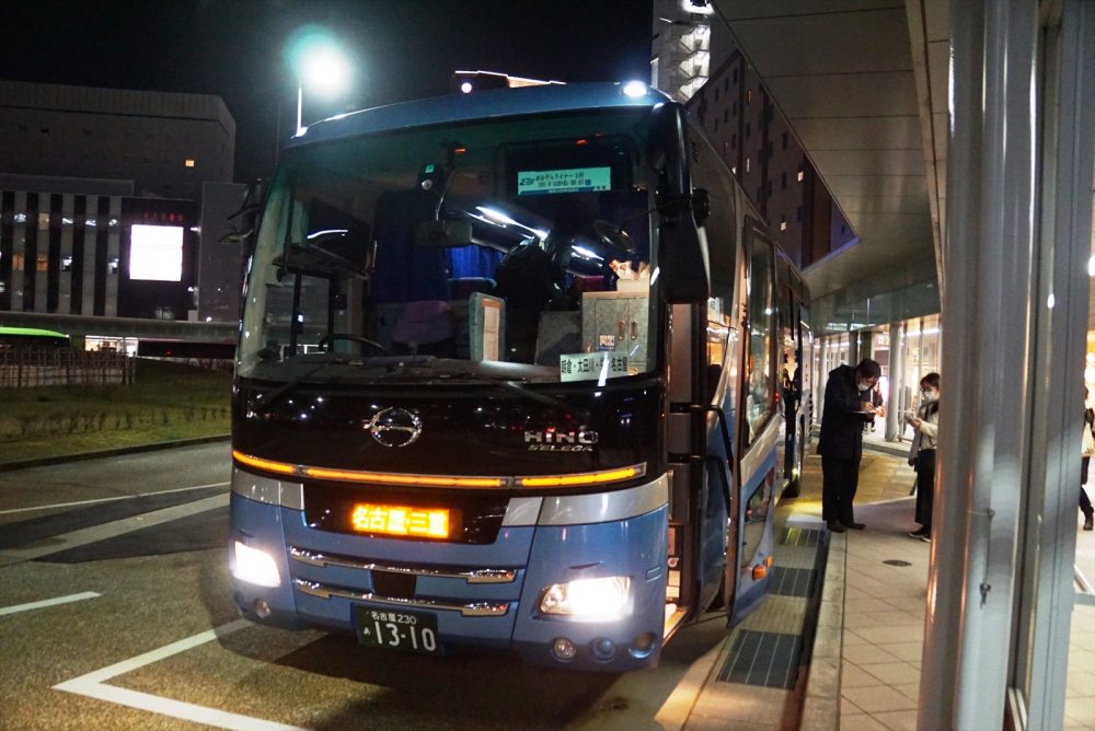 金沢駅で発車を待つ青木バス