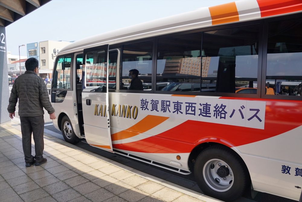 自由通路がないのでマイクロバスで無料輸送する敦賀駅
