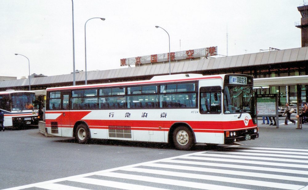 羽田空港旧ターミナルビルの前に停車するリムジンバス。今となっては非常に懐かしい光景だ