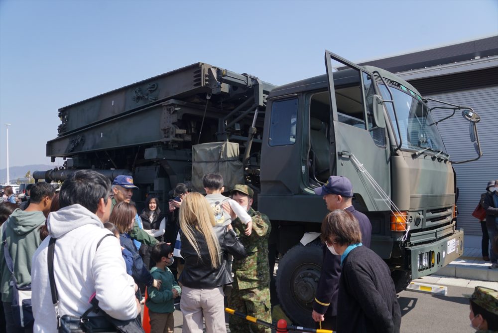 開業当日のイベントでは陸上自衛隊の車両も展示された