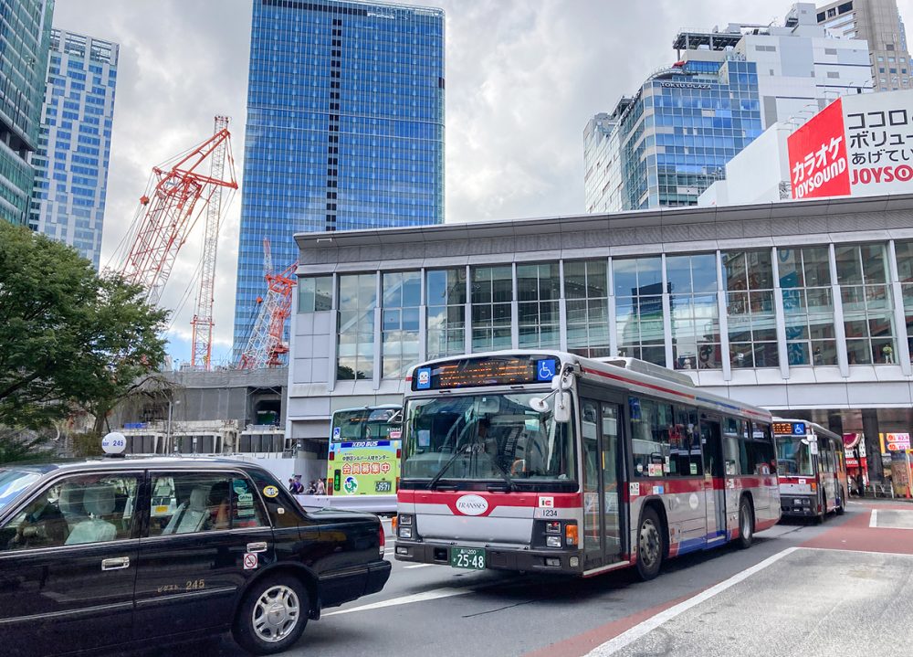 渋谷駅前を通過する東急バスの大型路線車