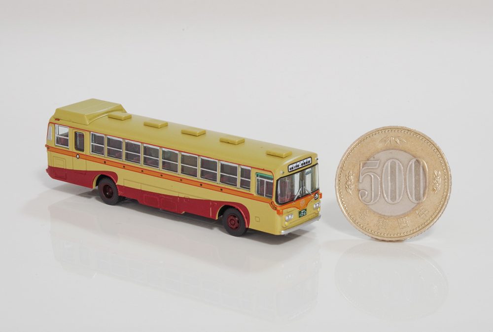 1:150スケールのバスの模型と500円玉の比較