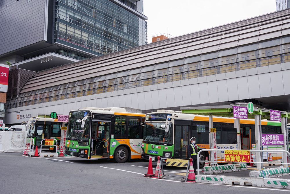 バスが肩を寄せ合うように並ぶ渋谷駅前バスターミナル