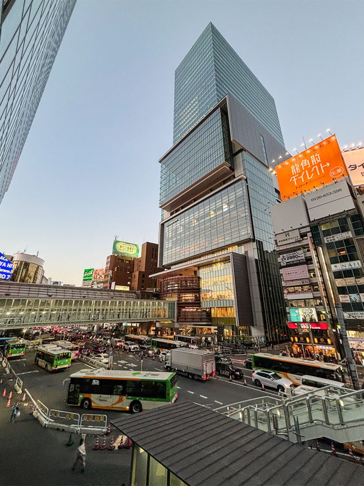 2023年10月頃の渋谷駅東口周辺。中央奥に東急バスの渋谷駅東口バス停が見える